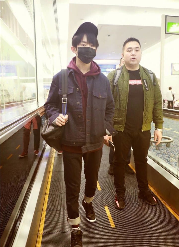 易烊千玺拍戏独自回酒店背影落寞显疲惫胖虎去哪了