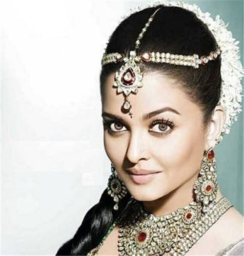 沙·贾汗与阿姬曼·芭奴的爱情开始于沙·贾汗15岁的时候,那一年,阿姬