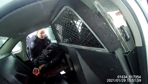 女警将9岁女孩反手铐后押上车.(图/路透)