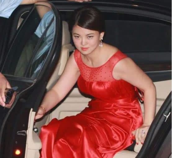 李湘瘦身太成功,一袭红裙着急秀丰满,不过这胯部是怎么回事