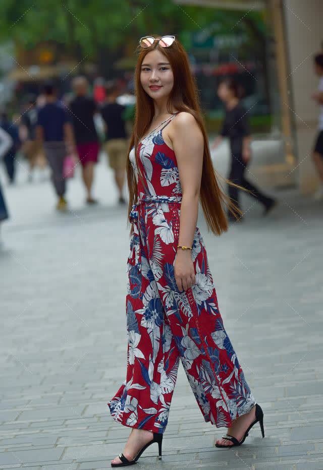 红吊带裙格外"引人注目",白兰色花纹色彩对比强烈体现"气质"