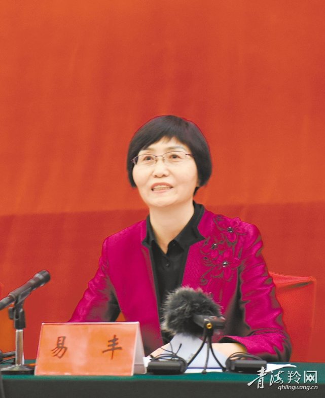 人大六次会议第二场新闻发布会由大会副秘书长,宣传组组长王志明主持