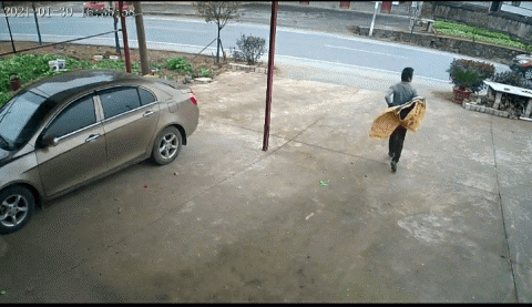 住在附近的曾威听到落水声,立即冲出家门.