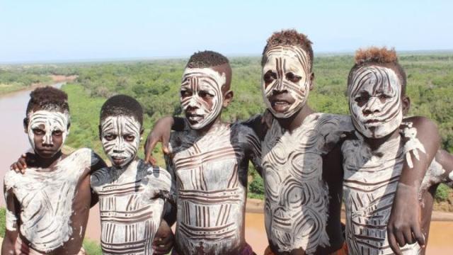 卡罗部落是一个位于非洲埃塞俄比亚的奥莫山谷的原始部落,这里还存在