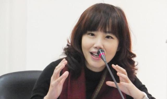 近日,针对美国屡次派出航母进入南海挑衅,台湾时事评论员尹乃菁在节目