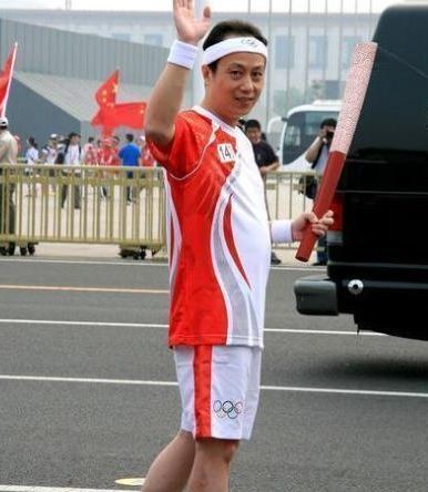 央视主播罗京逝世12年妻子改嫁富商儿子成人墓地铜像一尘不染