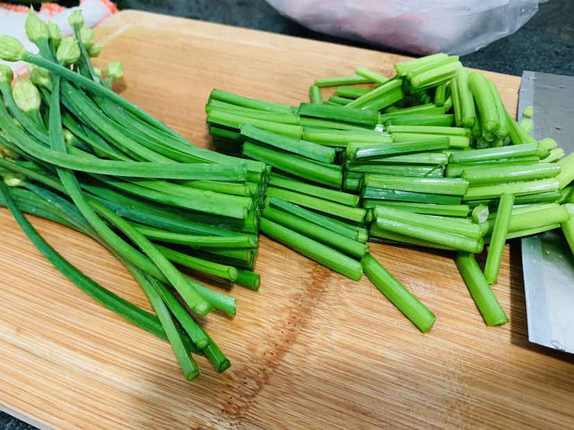 這道韭菜煎蛋炒肉片,出鍋配上米飯,雖然不辣,也超下飯,一人就能吃上一