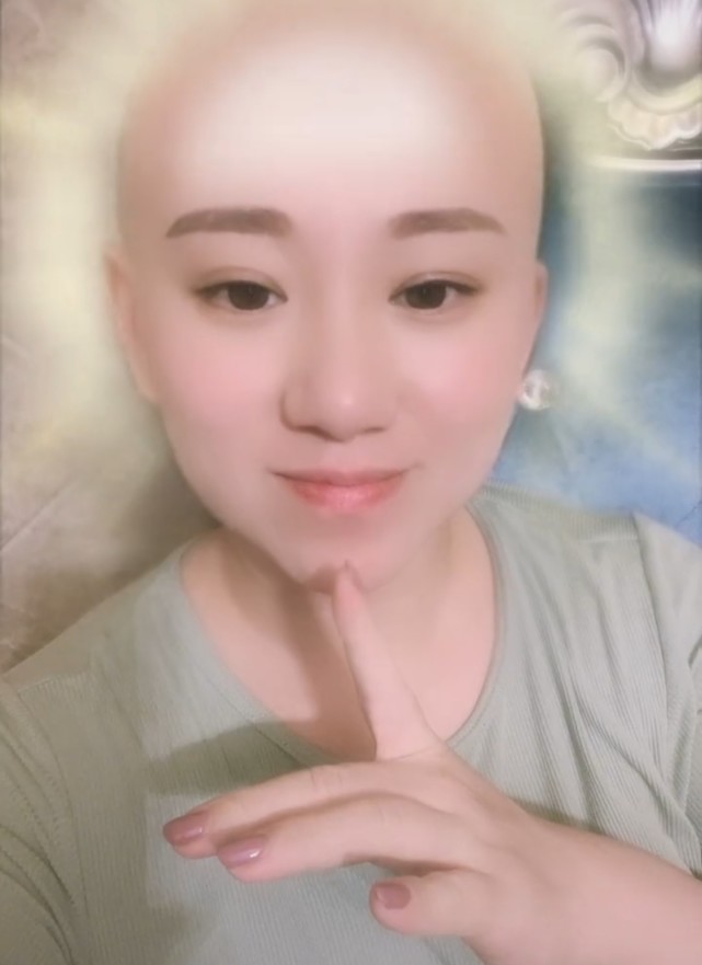 33岁丫蛋挑战光头造型机场跳舞被指体态臃肿曾数次被传怀孕