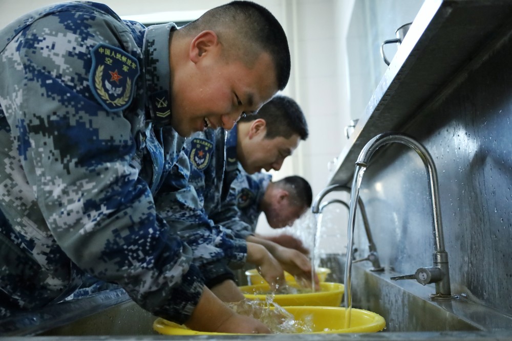 除此之外,这个旅机关还陆续给基层雷达站配发消毒净水设备,现在炊事班