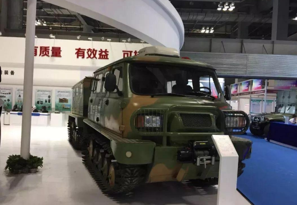 履带车在高原上进行训练的画面,这次中国新型蟒式全地形车亮相高原