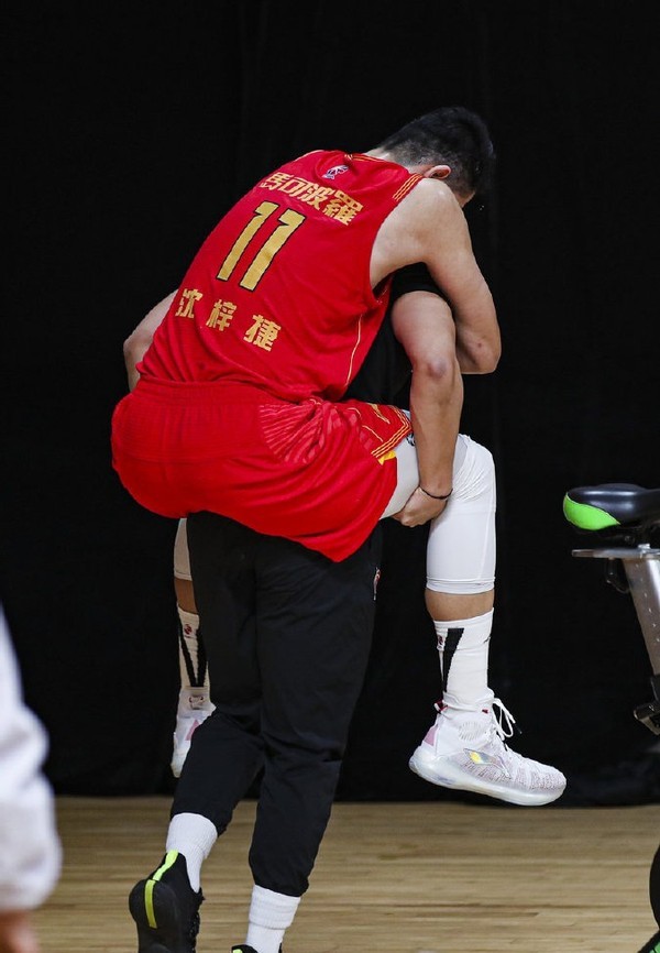 根据一线篮球记者透露,沈梓捷是脚部受伤,基于受伤位置接近跟腱同时