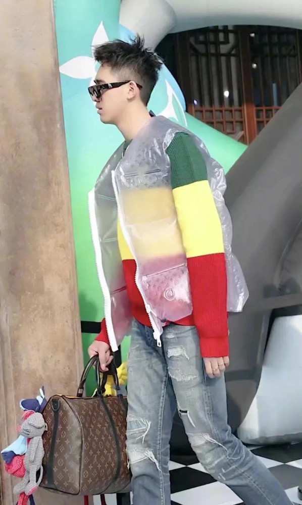 lv充气夹克3万块还卖断货,网友:这不破塑料袋子?_腾讯新闻