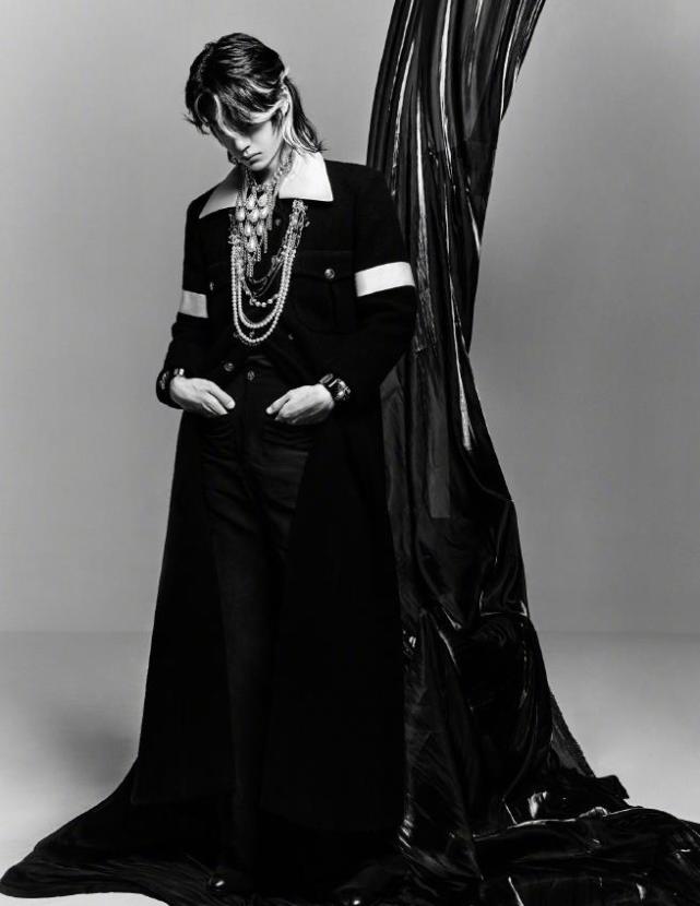 挑染长发,黑白大片,神秘贵气,在世界行走,你的人生主题由谁定义?