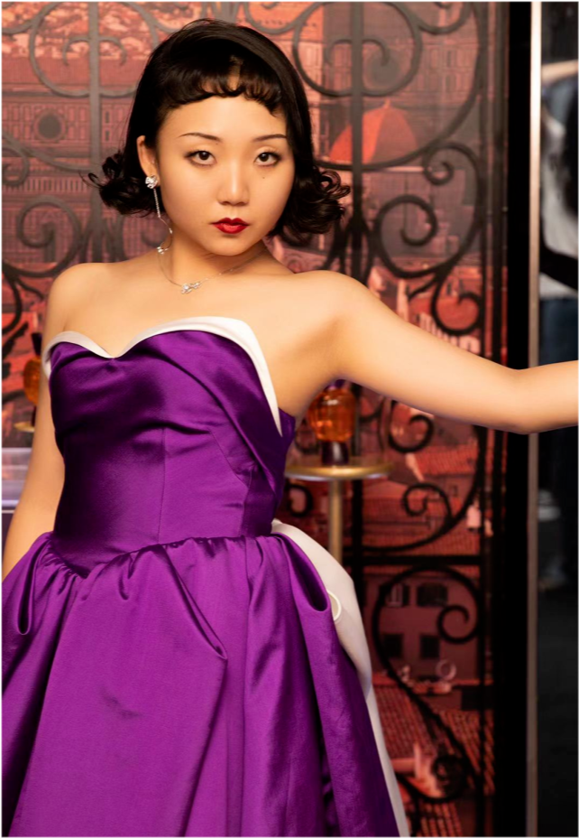 辣目洋子努力咧嘴笑保持最好的状态