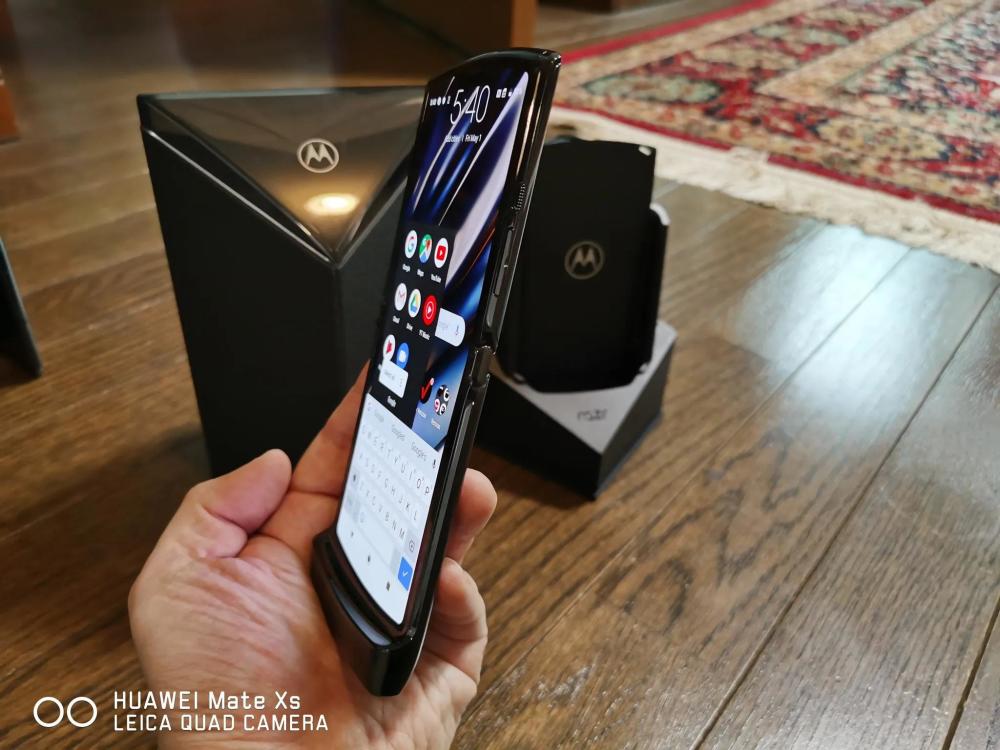 并且官方海报显示新一代华为折叠屏幕手机将由上一代华为matex/xs 的