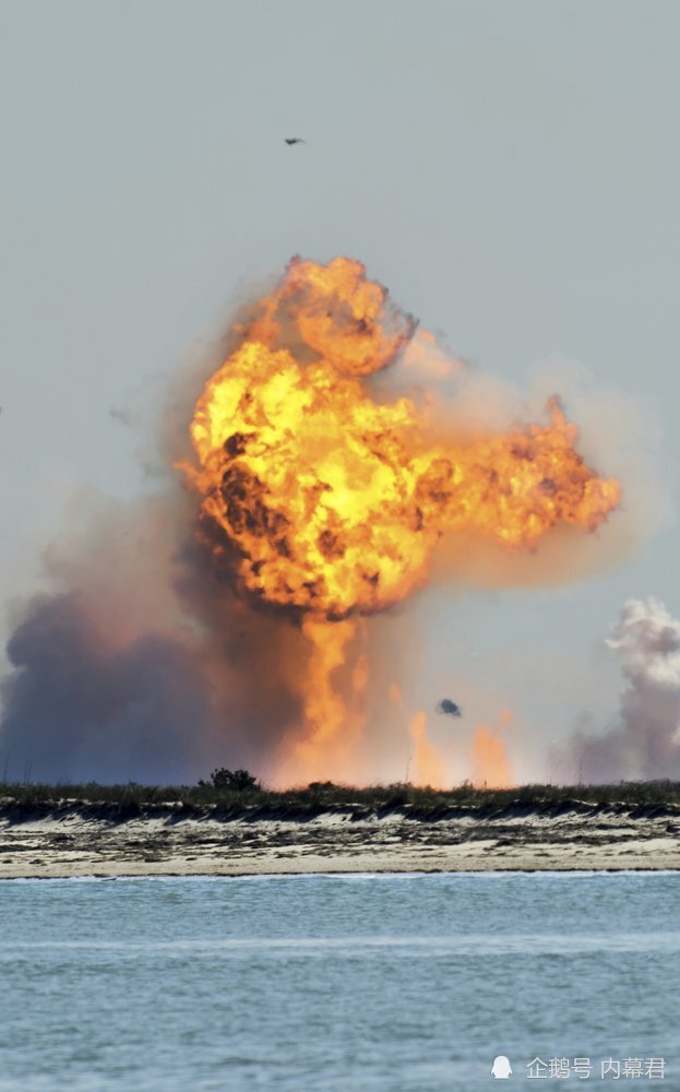 图为2月2日,在德克萨斯州的博卡奇卡,spacex公司的子弹形状的星际飞船