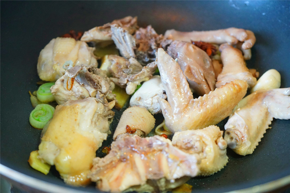 打春要吃鲜来份醇香诱人的地锅鸡贴饼子和鸡块这样做真是绝配