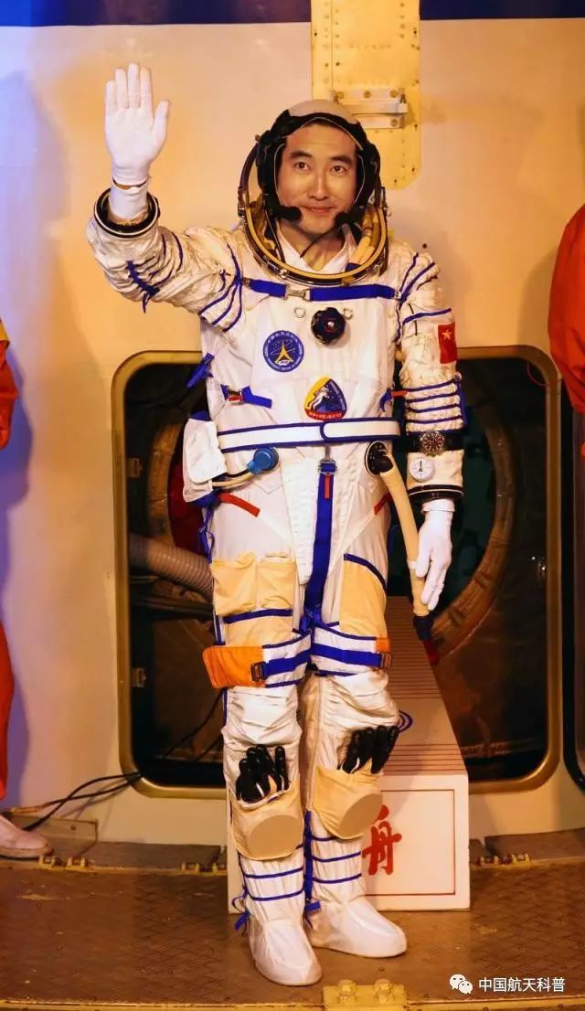 迪丽热巴小姐姐"上太空"穿的舱内航天服有哪些神奇功能?