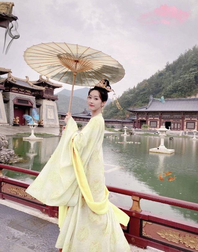 《且试天下》开机,剧组用脚选角,赵露思和女主角南辕北辙