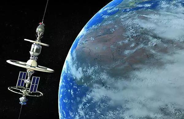 地球之外有啥杨利伟携枪上太空为何返回后嘴角挂着血丝