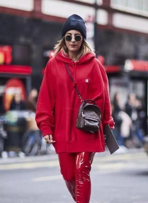 钟丽缇真是不服老穿一身红看着不土还挺时髦这状态哪像50岁