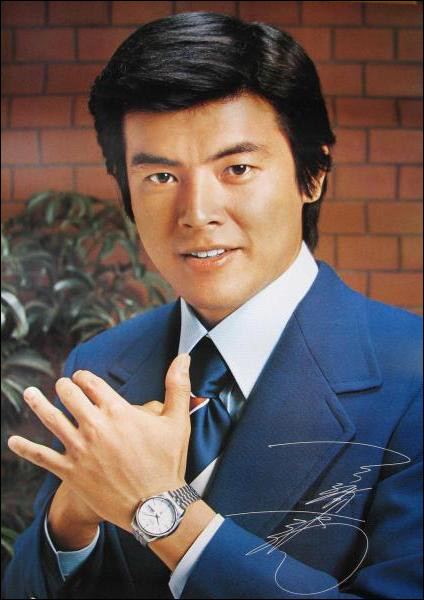 三浦友和老年与儿子同框,同穿西装搭领结儒雅帅气,儿子真像百惠