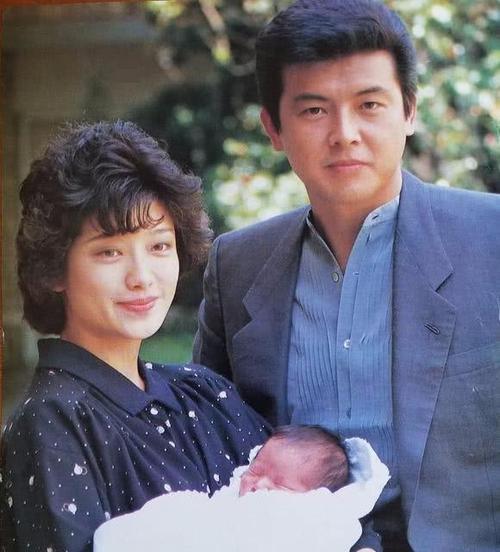 三浦友和老年与儿子同框,同穿西装搭领结儒雅帅气,儿子真像百惠