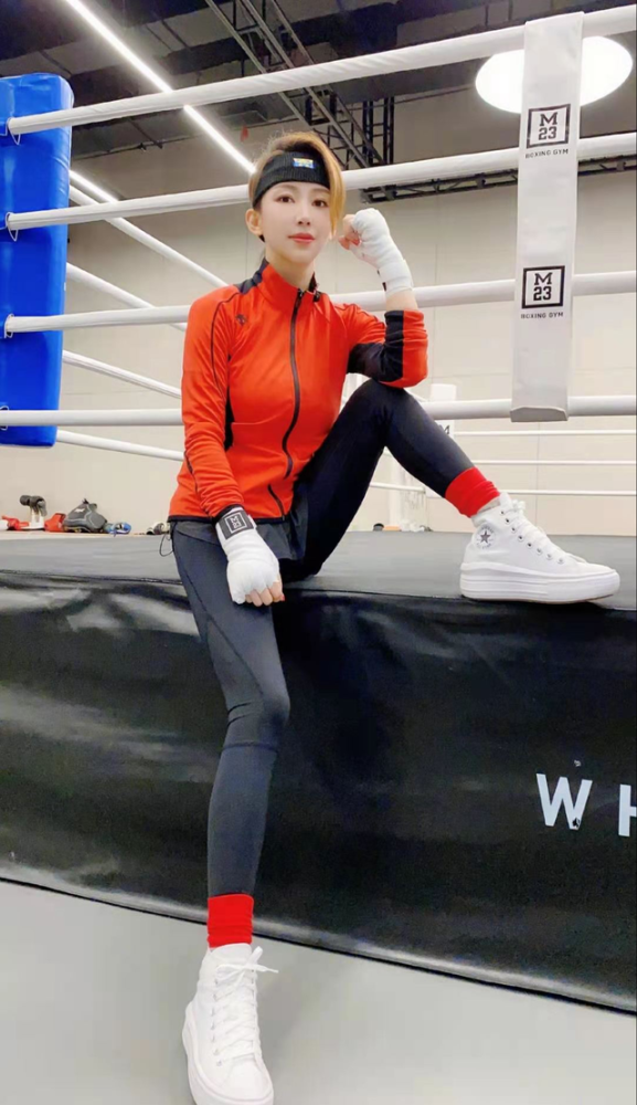 潘晓婷晒美照,肤白貌美,身材圆润,穿着显老,但长相却像小姑娘