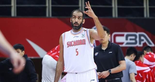 四川胜青岛!哈达迪统治内线,防守被虐,周金利 吴庆龙用人遭批