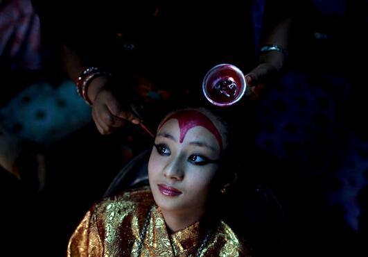 尼泊尔悲哀的女孩受万人膜拜但一流血就被打回原形