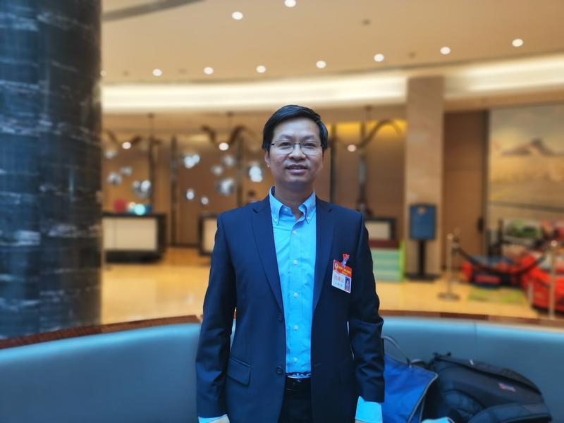 佛山两会进行时政协委员曾小明建议学校开粤语课
