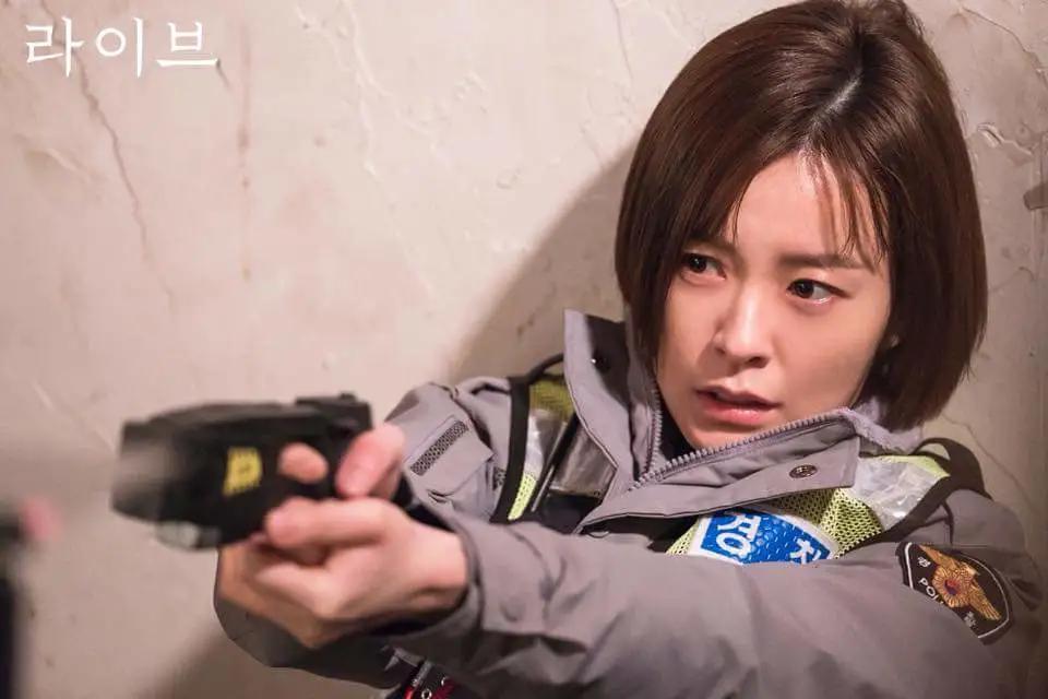 后来与孔刘的再度合作,一部《釜山行》让韩国的丧尸片在世界成名,她