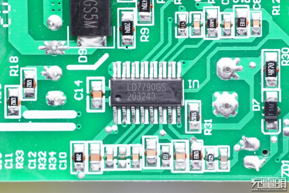 充電器主控芯片採用通嘉ld7790,臨界模式的pfc和電流模式準諧振pwm