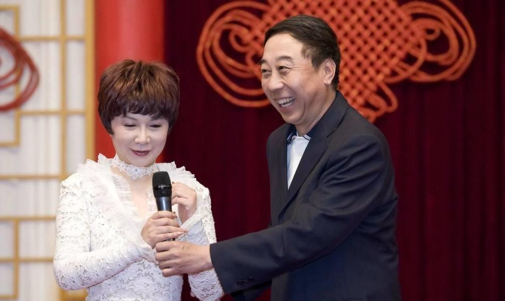 冯巩牛莉合体送祝福两人久别春晚舞台状态差距大女方堪称冻龄