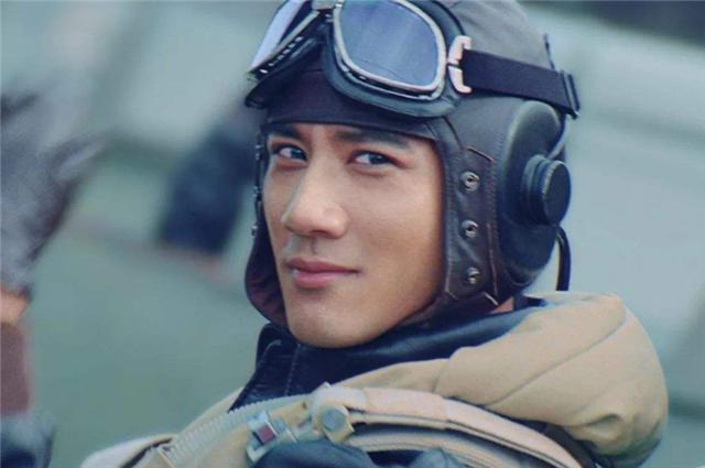 他们正是最灿烂,最年轻气盛的年纪,如同电影《无问西东》中王力宏饰演