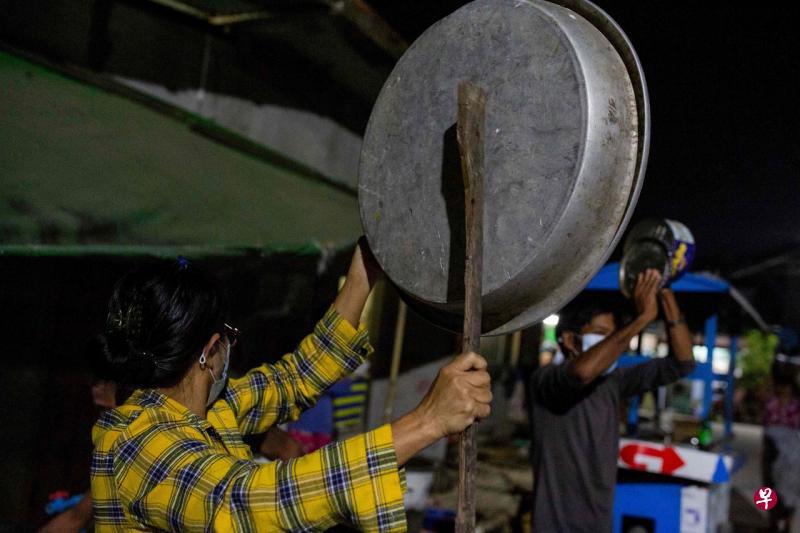 緬甸深夜噪聲大作 民眾敲盆鳴笛不滿軍方發動政變