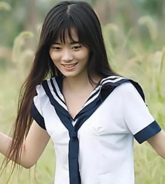 鞠婧祎节目晒童年照我却被她妈妈吸引高颜值基因果然很强大