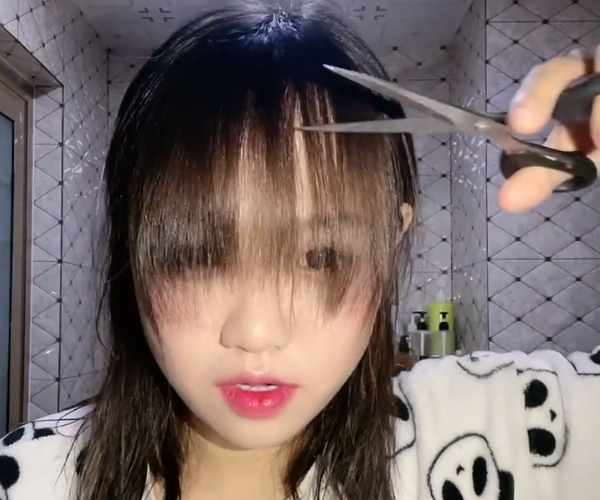 这段时间有些女生中开始流行自己在家剪刘海,虽然有一部分人剪刘海剪
