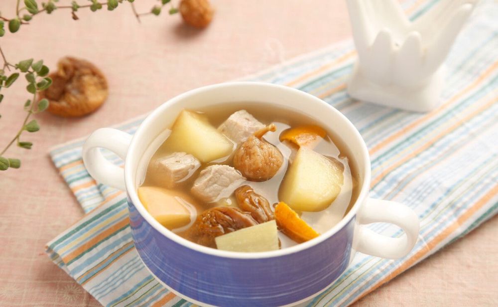 苹果去皮洗净,切成小块;红萝卜切成小块;猪腱子肉切成小块.