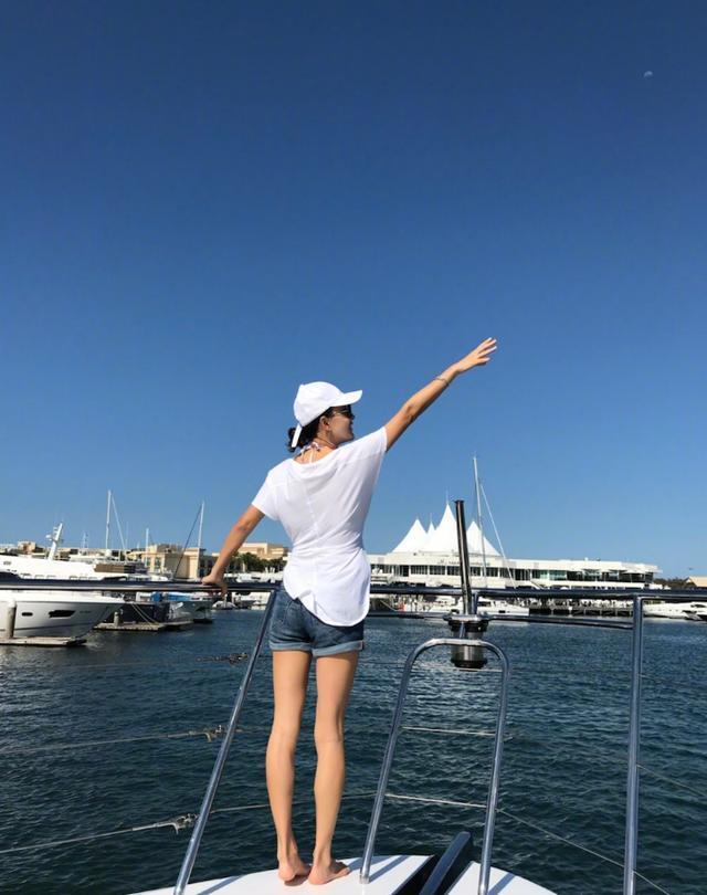 48岁牛莉大秀好身材一个月减重21斤坦言减肥方法很简单