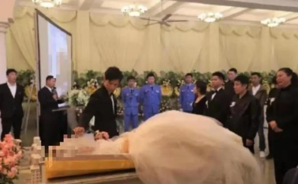 殡仪馆迎娶亡妻被称好男人,岳母发声:请
