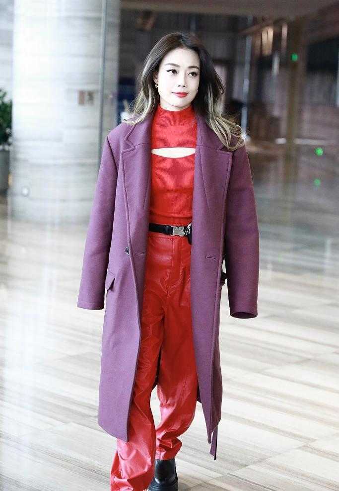 一身大红色配紫色大衣亮相,气场强大又高级_腾讯新闻