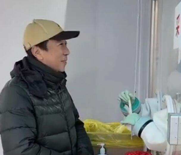 明星做核酸检测被拍,刘晓庆淡定,赵露思搞怪,江疏影花容失色