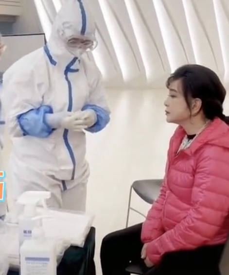 明星做核酸检测被拍刘晓庆淡定赵露思搞怪江疏影花容失色