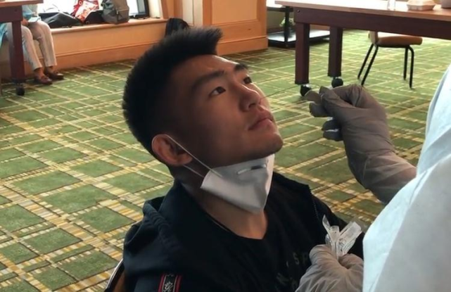明星做核酸检测被拍,刘晓庆淡定,赵露思搞怪,江疏影花容失色