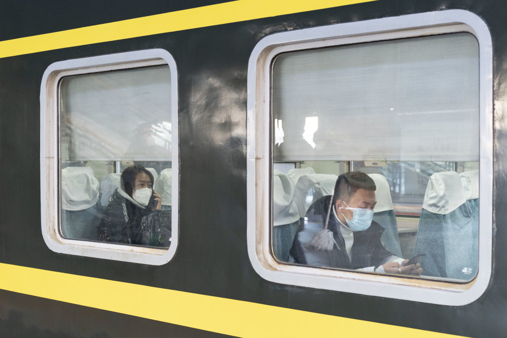 在哈尔滨火车站,乘客在哈尔滨开往加格达奇的k7103次列车上(1月28日摄