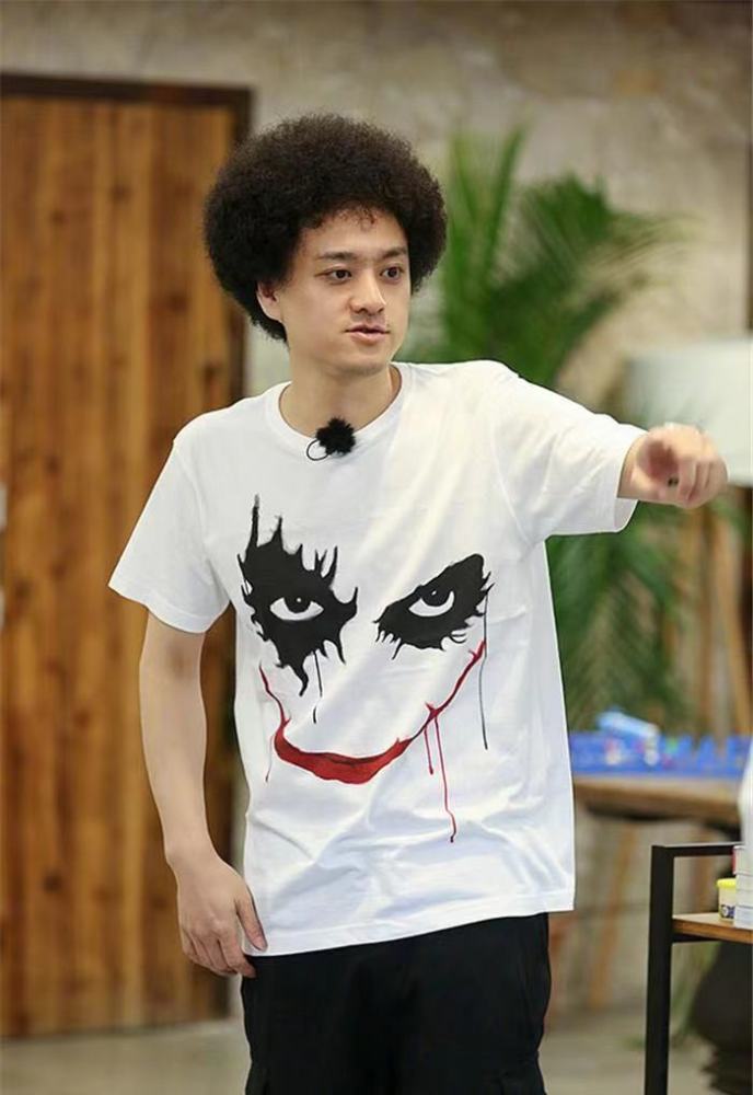 2004年赵英俊参加歌唱类真人秀节目《我型我秀》,从而进入娱乐圈.