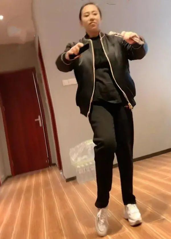 丫蛋久未露面小腹隆起二婚嫁师弟小鹏飞仍与前夫王金龙搭档