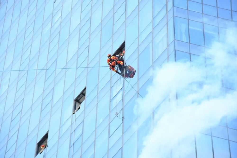 震撼130米高空救人看高清大图