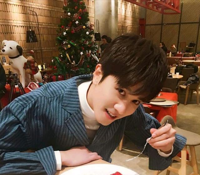 彭冠英的外号叫"彭漂亮",和朱一龙是大学同学兼好友.